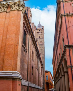 İtalya 'nın başkenti Cattedrale di San Pietro' nun eski Bologna ve çan kulesindeki yoğun konut