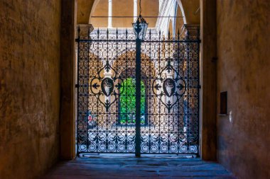 BOLOGNA, İtalya - 24 Eylül 2017: Palazzo Bevilacqua Ariosti 'nin metal dantelli kapıları, 24 Eylül' de İtalya 'nın Bologna kentinde
