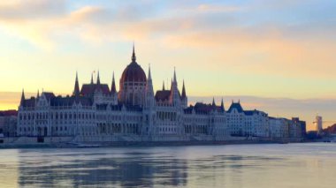 Tuna Nehri 'nin ayna yüzeyi. Şafak vakti gökyüzüne, Budapeşte' ye, Macaristan 'a çarpıcı bir parlamento yükseliyor.