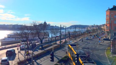 Tuna Nehri manzaralı Angelo Rotta Embankment trafiği ve ufuktaki Parlamento binası silueti, Budapeşte, Macaristan