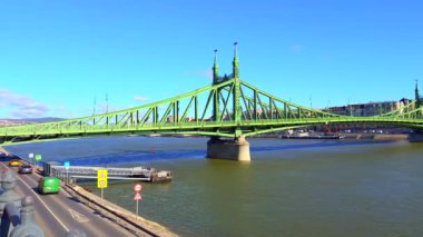 Budapeşte, Macaristan 'ın karşısındaki yeşil Özgürlük Köprüsü, Tuna Nehri ve Corvin Üniversitesi' nin panoraması