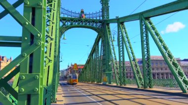 Liberty Köprüsü 'ndeki sarı tramvaylar güzel yeşil metal elementlerle Budapeşte, Macaristan