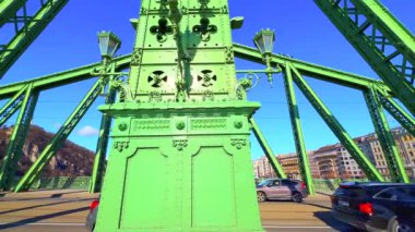 Liberty Köprüsü 'nün parlak yeşil kablo destekli panoraması, desenler, perçinlerle, eski lambalarla, Macar arması, Budapeşte, Macaristan