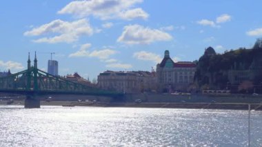 Tarihi Rock Church, Gellert Hill ve Gellert Spa Hamamları, Budapeşte, Macaristan ile birlikte Tuna Nehri 'nin Buda kıyısındaki klasik yeşil Özgürlük Köprüsü.