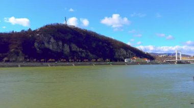 Tuna Nehri 'nin Panorama' sı, Kayalık Gellert Tepesi, orman ve parkla kaplı, beyaz Elisabeth Köprüsü ve yeşil Özgürlük Köprüsü, Budapeşte, Macaristan