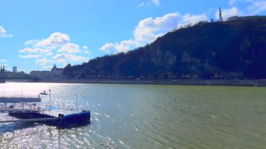 Gellert Tepesi 'nin Panorama' sı, ormanla kaplı ve Tuna Nehri üzerinde Özgürlük ve Elisabeth Köprüleri, Budapeşte, Macaristan