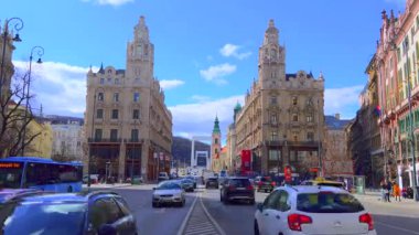 Lajos Kossuth Caddesi 'ndeki hız trafiğinin zamanlaması. Arka planda Clotilde Sarayı, Budapeşte, Macaristan