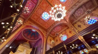 Geometrik desenli süslü tavan, vitray pencereler ve Dohany Sokağı Sinagogu 'nun klasik avizeleri, rotasyon, Budapeşte, Macaristan