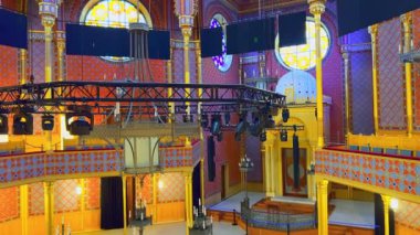 Mokarabe ve ince sütunlar, Rumbach Street sinagogu, Budapeşte, Macaristan 'da oymalar, geometrik desenler, vitray pencereler, mokarabe ve ince sütunlar ile dekore edilmiş Moorish Revival tarzı.