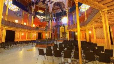 Yenilenmiş Rumbach Caddesi sinagogunun panoramik iç mimarisi oymalar, süsler, yaldızlı sütunlar ve vitray pencereler, Budapeşte, Macaristan