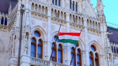 Parlamento cephesinde Macaristan Ulusal Bayrağı, Lajos Kossuth Meydanı, Budapeşte