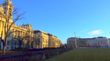 Zarif Lajos Kossuth Meydanı 'nın Panorama' sı ünlü simgeleriyle - seçkin Etnoğrafya Müzesi binası, Macaristan Neo-Gotik Parlamentosu ve beyaz taş Kossuth Anıtı, Budapeşte, Macaristan