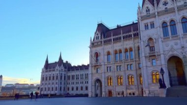 Macar Parlamentosu Panoraması Gotik tarzı süslemeler, heykeller, kemerli pencereler, kuleler, Budapeşte, Macaristan