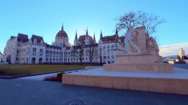 Lajos Kossuth Meydanı 'nda Gotik Parlamento, Budapeşte, Macaristan' a karşı anıtsal taş Kossuth Anıtı