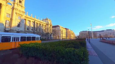 Sarı tramvay Lajos Kossuth Meydanı 'nda ilerliyor. Arka planda tarihi Etoğrafya Müzesi, Budapeşte, Macaristan