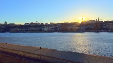 Günbatımında Budapeşte, Macaristan 'da Tuna Nehri' nin setinden tarihi evler, kiliseler ve Balıkçı Kalesi manzarası
