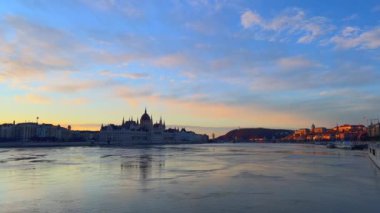 Budapeşte semalarında Tuna Nehri, Buda Kalesi, Parlamento binası ve Margaret Köprüsü, Budapeşte, Macaristan