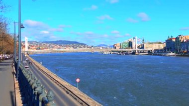 Buda ve Pest 'i birbirine bağlayan manzaralı beyaz Elisabeth Köprüsü Tuna Nehri, Budapeşte, Macaristan' ın farklı kıyılarında yer almaktadır.