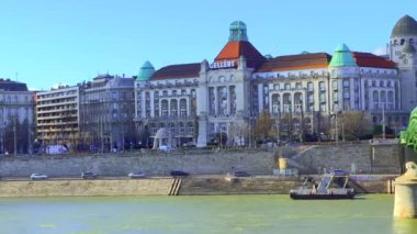 Budapeşte, Macaristan 'daki Liberty Köprüsü' nden Gellert Spa Hamamı ve üniversite binaları ile Tuna Nehri 'nin Budapeşte bölgesi seti panoraması
