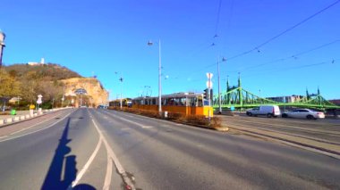 Meşgul Gellert Meydanı 'nın panoraması, eski sarı tramvayı, Özgürlük Köprüsü, Gellert Tepesi, Gellert Spa Hamamları ve Kaynak Evi, Budapeşte, Macaristan