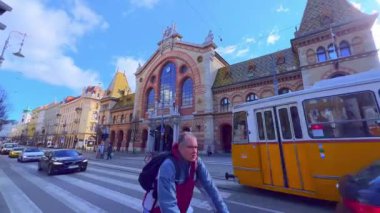 Fovam Meydanı, Pest, Budapeşte, Macaristan 'daki Merkez Pazar Salonu' nun ön cephesinde klasik sarı tramvaylı Panorama