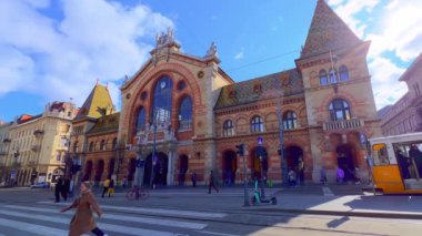 Klasik sarı tramvay, Fovam Meydanı, Pest, Budapeşte, Macaristan 'daki Merkez Pazar Salonu' nun ön cephesinin önünde sürüyor.