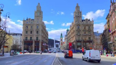 Tarihi Klotild Sarayı ve Budapeşte, Macaristan arasında yoğun trafiği olan Lajos Kossuth Caddesi