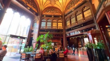 Parisi Passage Cafe ve Brasserie, Budapeşte, Macaristan 'ın görkemli ahşap iç kesimi