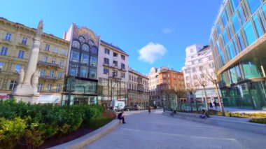 Szervita Meydanı Panoraması 'nda taş sütunlar ve tarihi ve modern binalar arasında Türk Bankası' nın ön cephesinde mozaik dekorlar, Budapeşte, Macaristan gibi