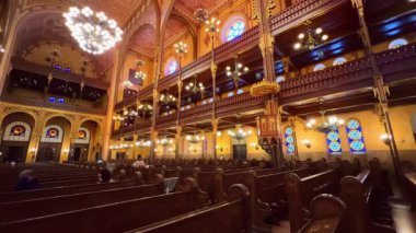 Dohany Sokağı Sinagogu dua salonunun panoraması zengin dekorasyonlar, oyulmuş ahşap, boyanmış desenler, yaldızlı detaylar, Budapeşte, Macaristan