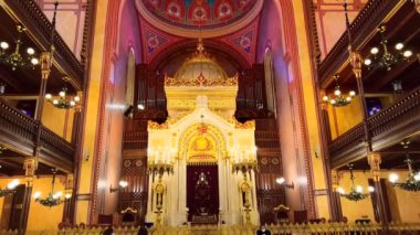 Dohany Sokağı Sinagogu 'nun panoramik iç mimarisi oyulmuş Tevrat Sandığı ve boyanmış geometrik desenli zengin bir tavan, Budapeşte, Macaristan