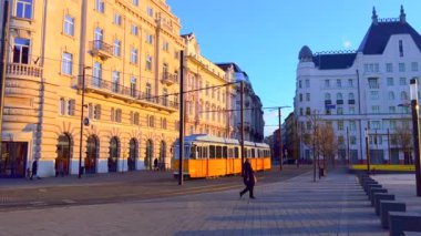 Lajos Kossuth Meydanı, Budapeşte, Macaristan 'daki tarihi konaklara karşı sarı tramvay