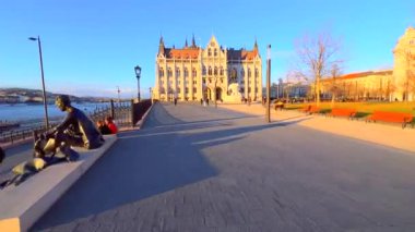Jozsef Attila anıtı, merdivenlerde oturuyor ve Gotik Parlamento binasının önündeki Lajos Kossuth Meydanı 'ndaki Gyula Andrassy' nin binicilik heykeli Budapeşte, Macaristan 'da.