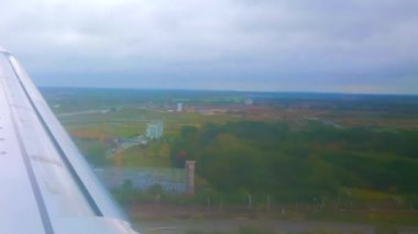 Yolcu uçağı, Almanya 'nın yağmurlu ve sisli havasında Berlin Uluslararası Havaalanına inip iniyor.