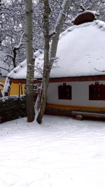 Mamajeva Sloboda Kazak Köyü 'nün Panorama' sı klasik hata evleri, ahşap ahırlar ve küçük bahçeler, Kyiv, Ukrayna