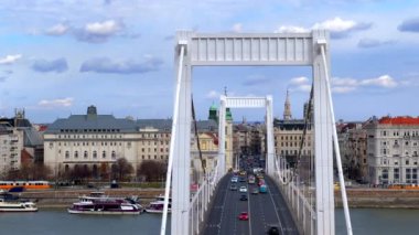 Gellert Tepesi 'nden şehir panoraması, Tuna Nehri' ne bakan, Elisabeth Köprüsü, Pest ve Liberty Köprüsü mimarisi, Budapeşte, Macaristan