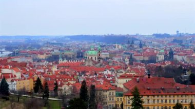 Castle Hill, Mala Strana (Küçük Mahalle), Vltava Nehri, Stare Mesto (Eski Şehir) kiliseleri, Prag, Çek Cumhuriyeti 'nin eski kırmızı kiremit çatılarını, kubbeleri ve çan kulelerini görür.