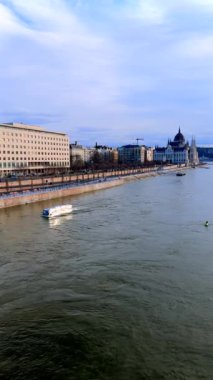 Tuna Nehri üzerinde yüzen amfibi otobüs Antall Jozsef seti ve parlamento binası, Pest, Budapeşte, Macaristan 'a karşı