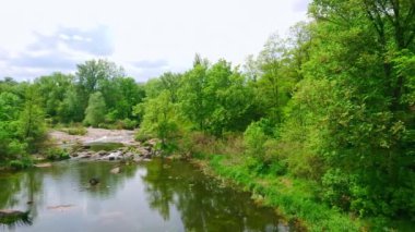 Dev kayalar ve yemyeşil orman çalılıklarıyla sığ Ros Nehri 'nin panoraması, Korsun, Ukrayna