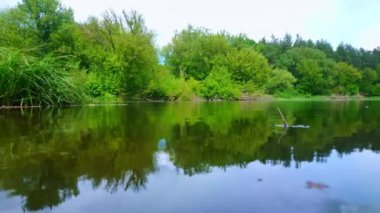 Rüzgarlı bir günde, Ros Nehri 'nin dalgalı yüzeyinin alçak açılı manzarası, Korsun, Ukrayna