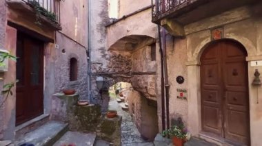 Valsolda, Lombardy, İtalya 'daki dağın tepesinde bulunan Castello' nun dar sokaklarında ve sokaklarında kaybolun.