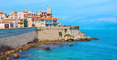 Antibes 'in eski şehir deniz manzarası. Ortaçağ taş duvarlı ve Garibaldi Kulesi, Fransa' nın ufuk çizgisine hakim.