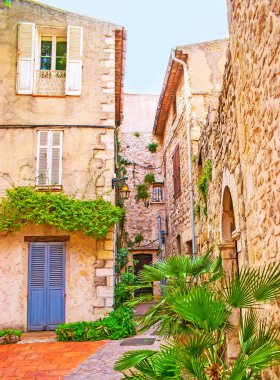 Fransa 'nın Antibes kentinin ortaçağ caddesinde geleneksel Akdeniz evleri