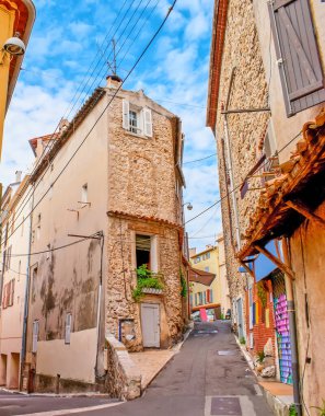 Antibes, Fransa 'nın tarihi mahallesindeki eski püskü evler.