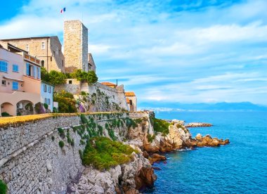 Ortaçağ Grimaldi Kulesi ve Antibes şehir duvarı, Gezinti Amirali de Grasse Fransa 'nın duvarları boyunca uzanır.