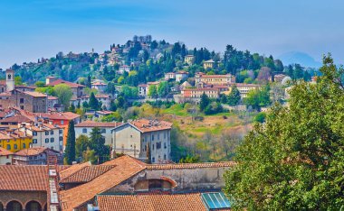 Manzaralı yeşil San Vigilio Tepesi 'nde Citta Alta kırmızı çatıları arkasında parklar, bahçeler ve tarihi evler, Bergamo, İtalya