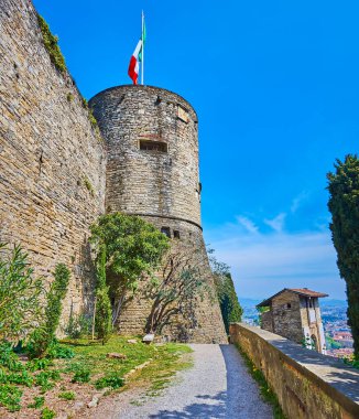 İtalya 'daki ortaçağ Rocca di Bergamo kalesini çevreleyen Anma Parkı sokağı.