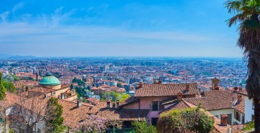 Yukarı kasabadaki manzara, Sant Andrea Kilisesi 'nin yeşil kubbesi ve arka planda Bergamo' nun (aşağı kasaba) silueti ile Citta Alta 'nın (üst kasaba) kırmızı kiremitli çatılarının manzarasını açar.