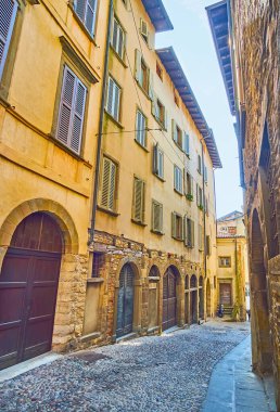 Dar virajlı Via alla Rocca, uzun yaşam evleri ile dolu, Bergamo Alta, İtalya