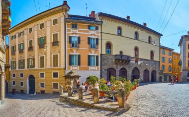 Tarihi Piazza Mercato delle Scarpe Panoraması (Ayakkabı Pazarı Meydanı) tarihi konakları ve açık hava yemekleriyle, Bergamo, İtalya